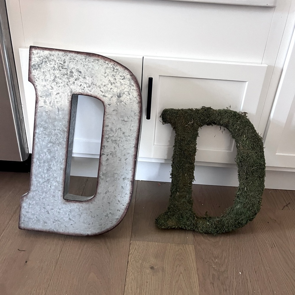 Metal sig-mossy sig letter D
